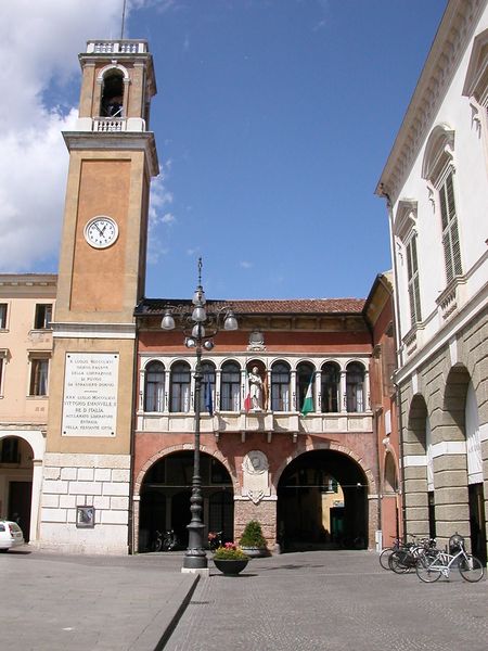 Soubor:Loggia dei nodari, Piazza Vittorio Emanuele II, Rovigo.jpg