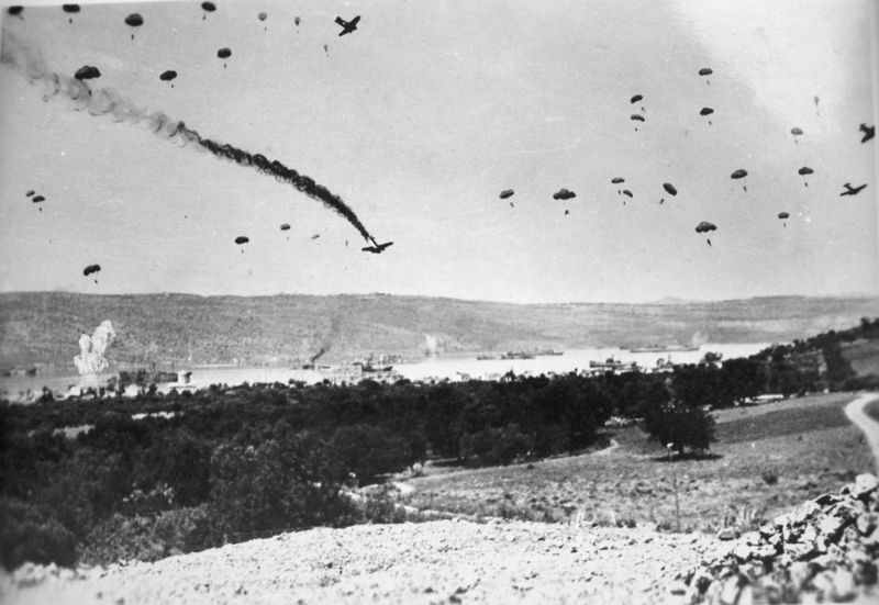 Soubor:Paratroopers Crete '41.JPG