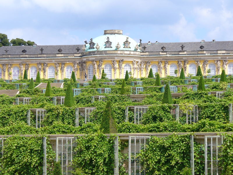 Soubor:1002.Schloß Sanssouci(frz.sans souci = ohne Sorge) am Hang eines Weinberg 1745-1747 Steffen Heilfort.JPG