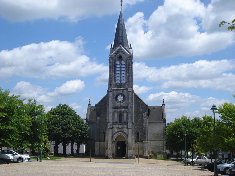 Soubor:La Coquille (Dordogne fr),church and square.JPG