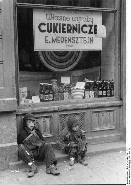 Soubor:Bundesarchiv Bild 101I-134-0782-13, Polen, Ghetto Warschau, Kinder vor Schaufenster.jpg