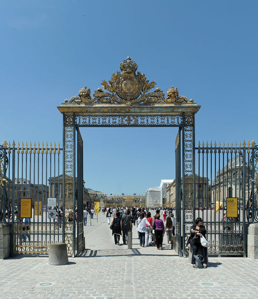 Soubor:Château de Versailles, Grille d'Honneur 01.jpg