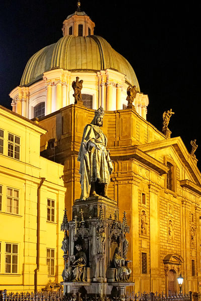 Soubor:Czech-03701-Statue and Church-DJFlickr.jpg