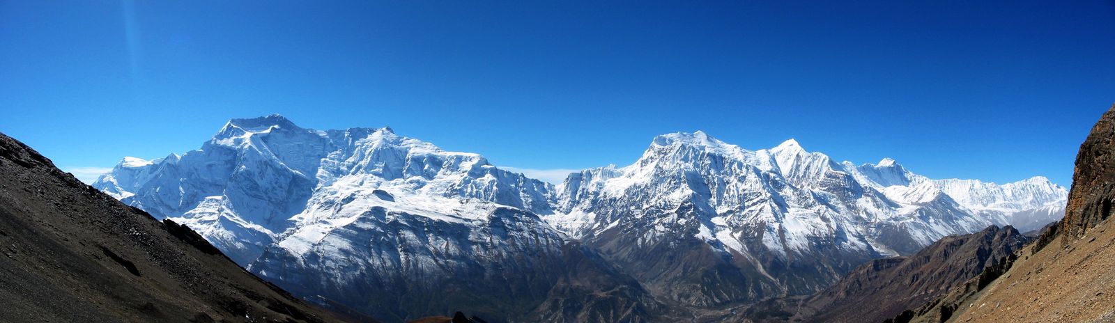 Zleva vrcholy Annapurny a Gangapurny