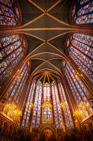 Interiér gotické kaple Sainte Chapelle (HDR) na ostrově v srdci Paříže.