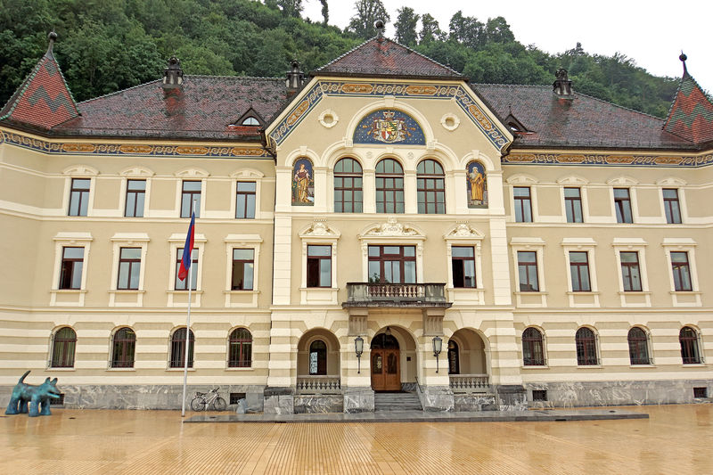 Soubor:Liechtenstein-00206 - Government Building-DJFlickr.jpg