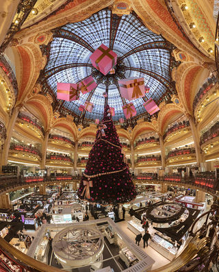 Vánoční výzdoba v obchodním domě Galeries Lafayette na pařížském bulváru