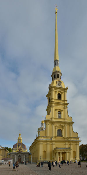 Soubor:Saint Peter and Paul Cathedral in Saint Petersburg main facade.jpg