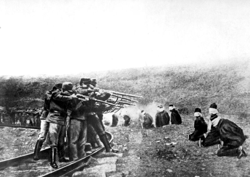 Soubor:Austrian army killings in Serbia 1917.JPEG