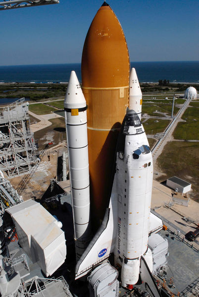 Soubor:STS-122 on launch pad.jpg