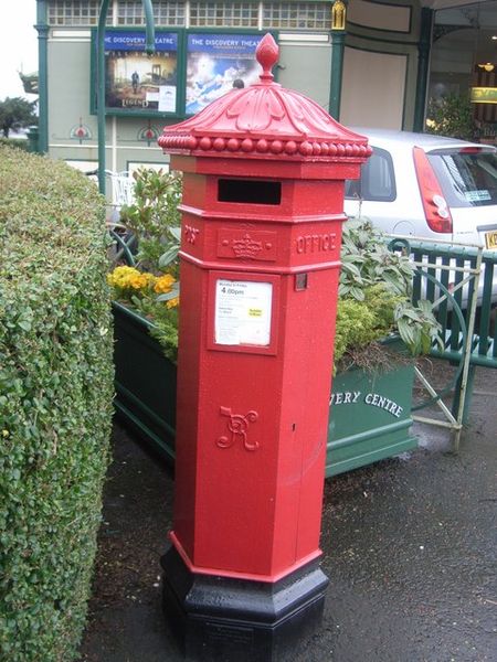 Soubor:VR Postbox outside Isle of Bute Discovery Centre - geograph.org.uk - 704753.jpg