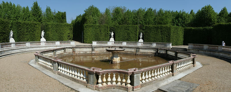 Soubor:Parc de Versailles, Bosquet des Dômes, bassin.jpg