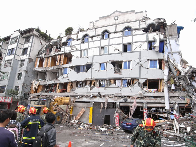 Soubor:Sichuan earthquake building collasped.jpg