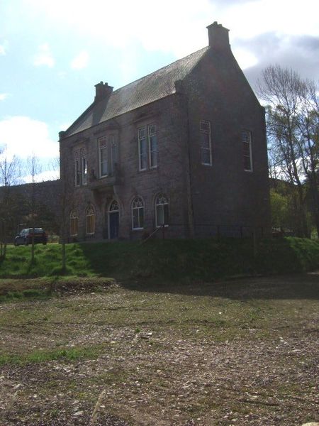 Soubor:A 'big house' in Braemar - geograph.org.uk - 804616.jpg