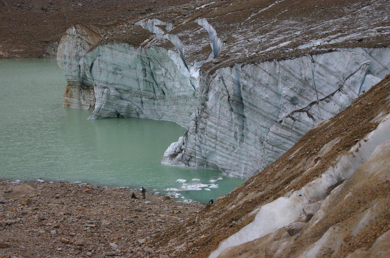 Soubor:Cavell Glacier with Crevices and Annual Rings.jpg