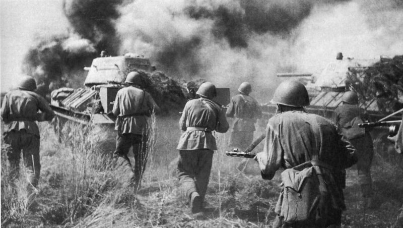 Soubor:Soviet troops and T-34 tanks counterattacking Kursk Voronezh Front July 1943.jpg