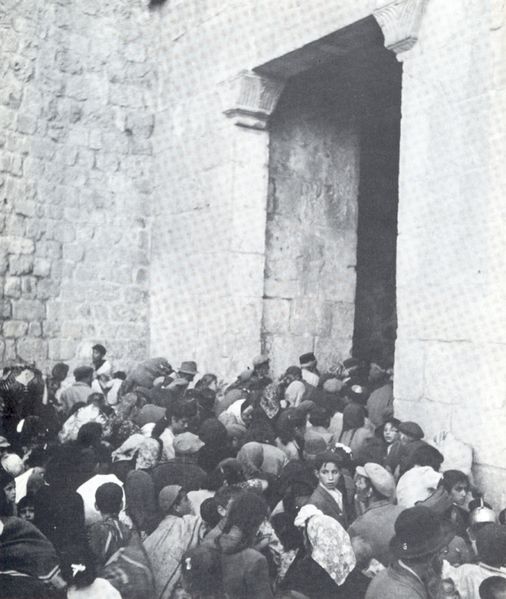 Soubor:Jewish Quarter Refugees.jpg