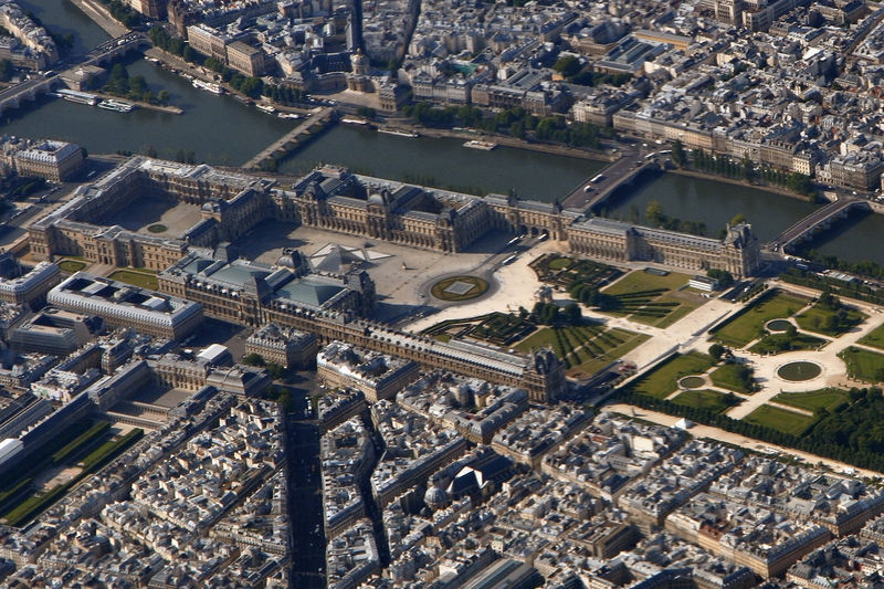 Soubor:Louvre Paris from top edit cropped.jpg