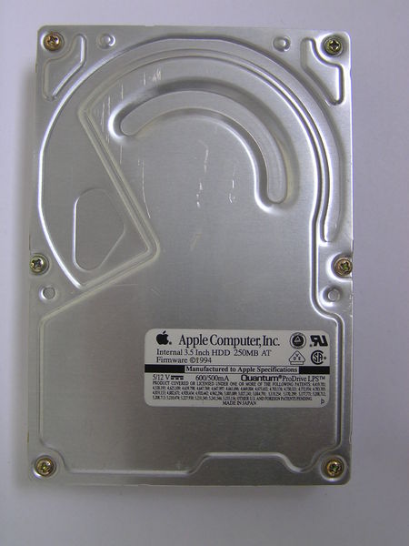 Soubor:Apple-int1994-HDD-250-MB-AT-front.jpg