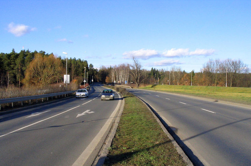 Soubor:Silnice 27 - na hrázi Třemošenského rybníka, Plzeň.jpg
