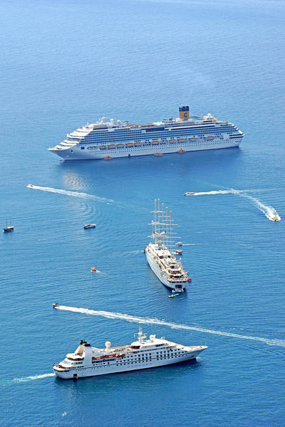 Soubor:Croatia-01778-Visiting Cruise Ships-DJFlickr.jpg