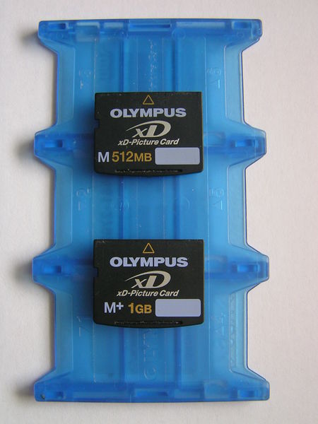 Soubor:XD card 512MB-1GB-Olympus.jpg