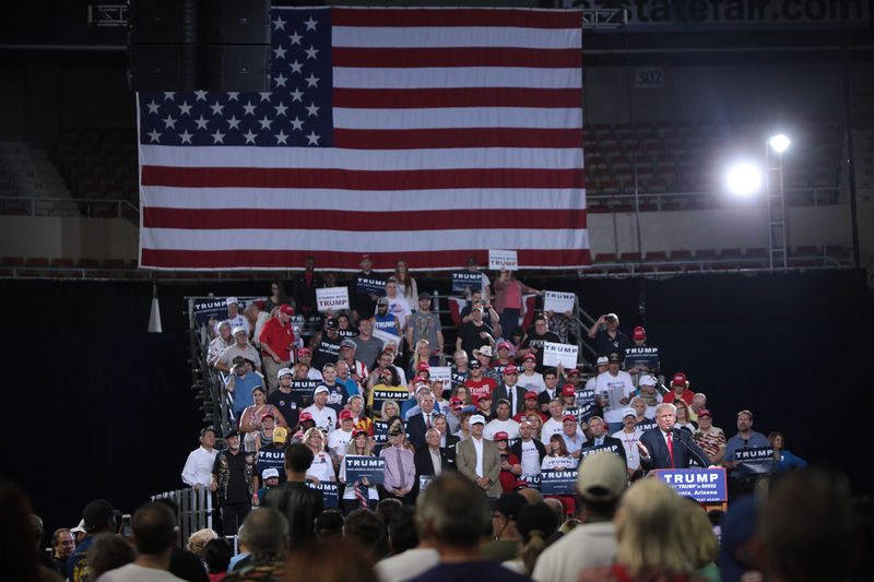 Soubor:Donald Trump with supporters (27728853476).jpg