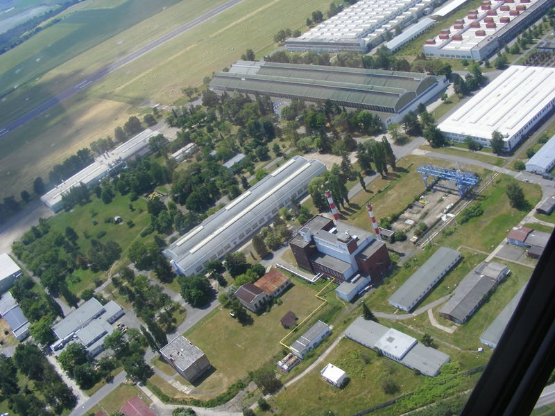 Soubor:Aero Vodochody airport from the air.jpg