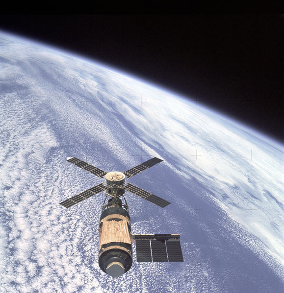 Soubor:Skylab and Earth Limb - GPN-2000-001055.jpg