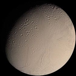 Enceladus na snímku sondy Voyager 2