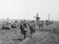 Bundesarchiv Bild 101I-219-0553A-30, Russland, bei Pokrowka, marschierende Infanterie 2.jpg