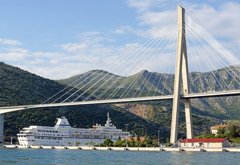 Soubor:Croatia-01916-Big Boat and Big Bridge-DJFlickr.jpg