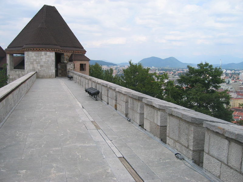 Soubor:Ljubljanski grad-obzidje.JPG