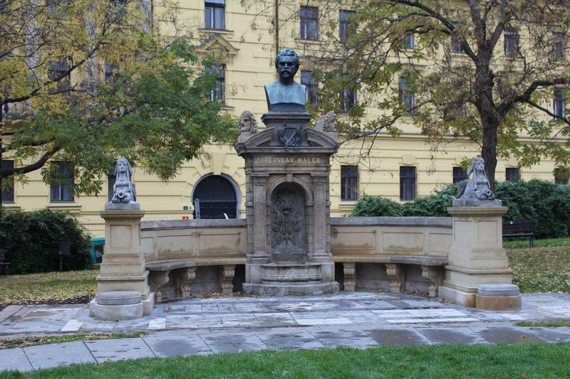 Soubor:Statue Vítězslav Hálek Place Karlovo Prague 12.jpg