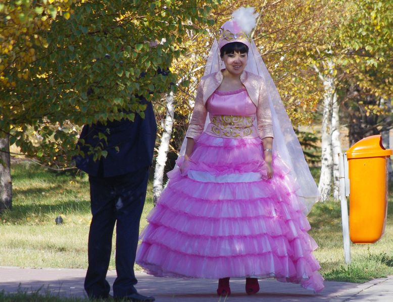 Soubor:Modern kazakh bride.jpg