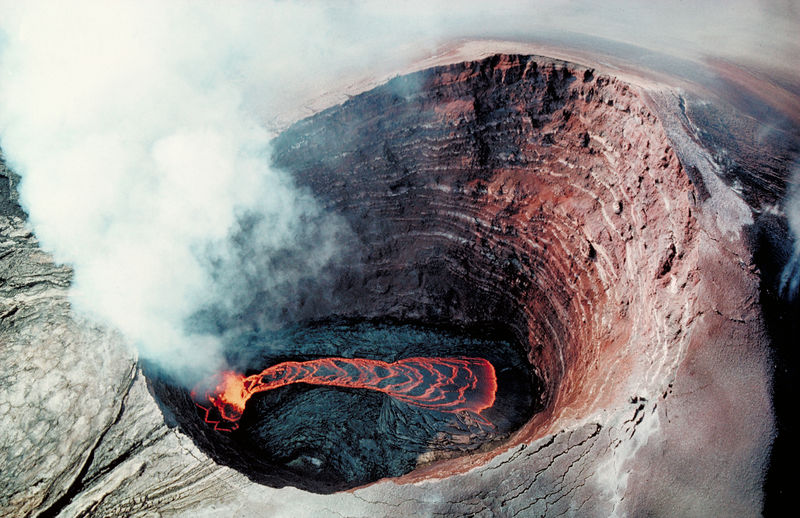 Soubor:Puu Oo - Crater Lava pond 1990.jpg