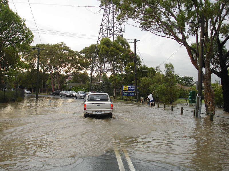 Soubor:Driving through flash flood.jpg