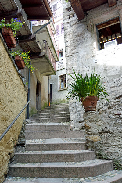 Soubor:Italy-02050-Leaving the Mansion-DJFlickr.jpg