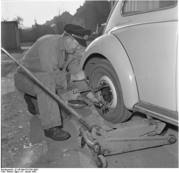 Soubor:Bundesarchiv B 145 Bild-F012291-0001, Reifenwechsel an einem VW Käfer.jpg