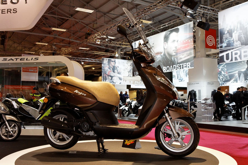 Soubor:Paris - Salon de la moto 2011 - Peugeot - Kisbee - 001.jpg