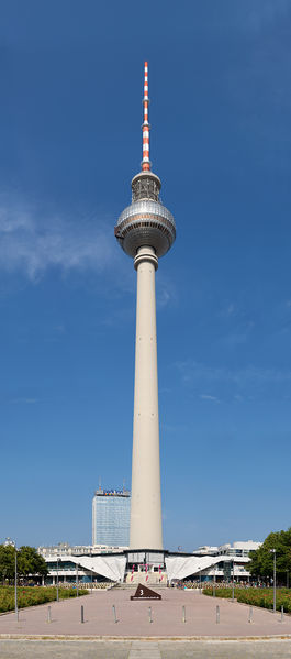 Soubor:Berliner Fernsehturm, Sicht vom Neptunbrunnen - Berlin Mitte.jpg
