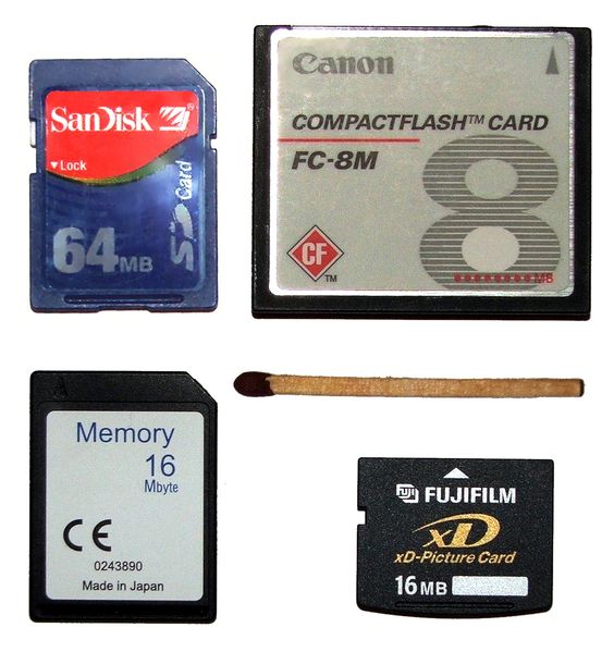 Soubor:Flash memory cards size.jpg