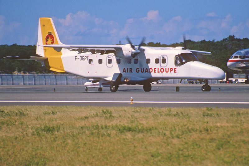 Soubor:45ba - Air Guadeloupe Dornier 228; F-OGPI@SXM;31.01.1999 (5035632663).jpg