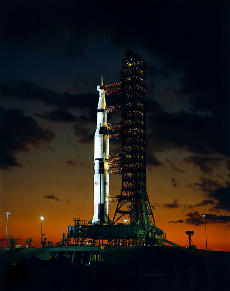 Soubor:Apollo 4 on the night before launch, Kennedy Space Center, Florida, 1967.jpg