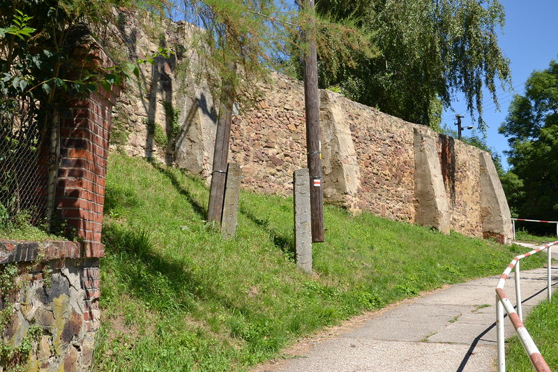 Soubor:Městské hradby v Osoblaze (Hotzenplotz).JPG