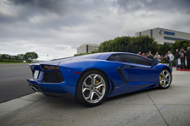 Soubor:Blue Lamborghini Aventador AxionFlickr.jpg