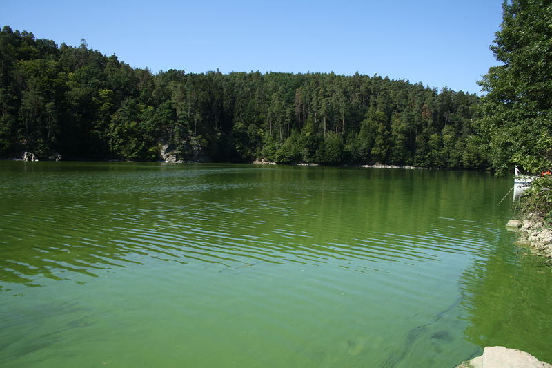 Soubor:Dalešice reservoir from Třesov boat stop at 2009 summer.jpg