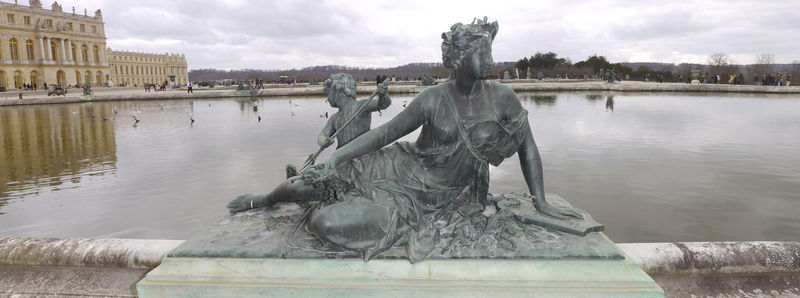 Soubor:Nymphe et Enfant tenant un Trident - Statues du Parterre d'Eau - Château de Versailles - P1050459-P1050464 - Rectilinear.jpg