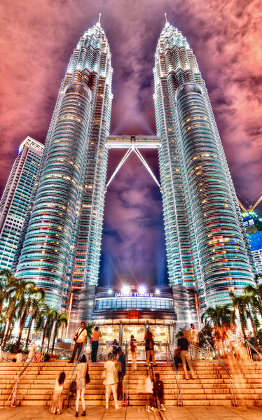 Soubor:Surreal View On Petronas Tower Kuala Lumpur Flickr.jpg
