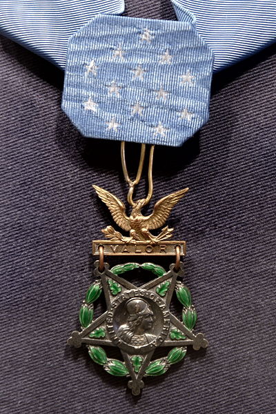 Soubor:Charles Lindberg, Medal of Honor.JPG
